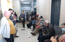 Filas de pacientes en el Incan, que además de la enfermedad, tiene que padecer la falta de medicamentos y deficiente asistencia.
