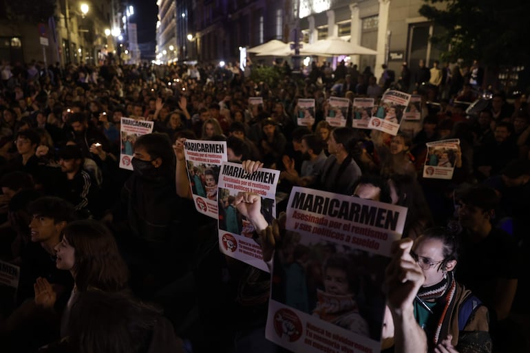 Participantes en la acampada en protesta por la crisis de la vivienda recuerdan a Maricarmen, fallecida este miércoles,  en la Puerta del Sol de Madrid. 