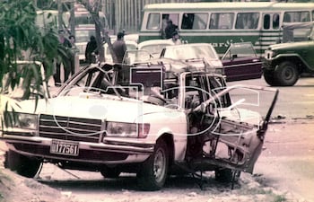 Detalles de lo que quedó del automovil Mercedes-Benz donde viajaba Somoza.