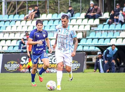 El argentino Juan José Heinze traslada el balón, durante el partido clave sacado adelante por Guaireña FC ante Encarnación FC.