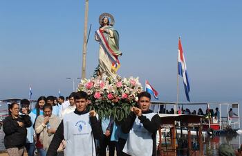 Fieles acompañaron la procesión de la imagen de Nuestra Señora de la Asunción en la Playa Rotonda de San Bernardino.