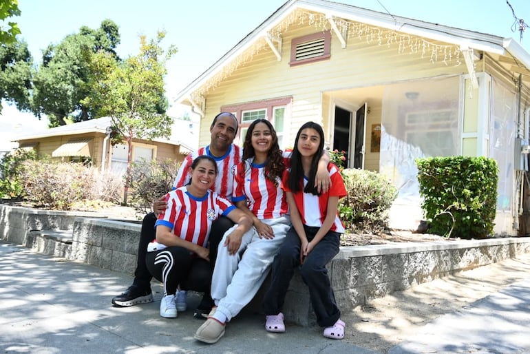 Familias de paraguayos residentes en San José, California, lucen sus atuendos albirrojos.