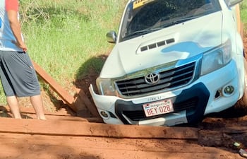 Caída de puente de madera en compañía Primero de Mayo del distrito de Tomás Romero Pereira.