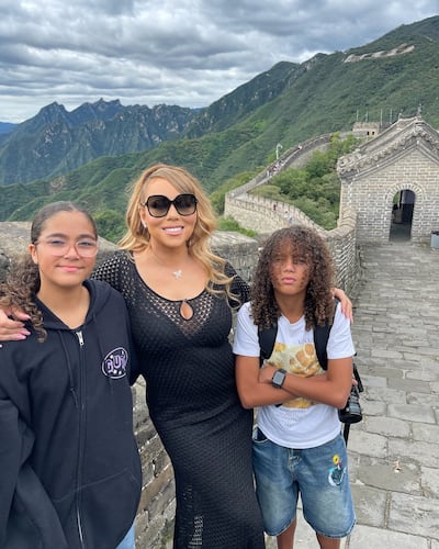 Mariah Carey con sus hijos, los mellizos Monroe y Moroccan.