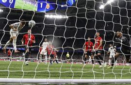 El centrocampista turco del Real Madrid Arda Güler (i) marca su gol durante el partido de la tercera jornada de LaLiga entre el Real Madrid y el RCD Mallorca, este sábado en el estadio Santiago Bernabéu. EFE/Chema Moya