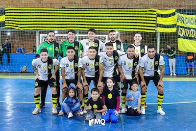 Artemios FC de Santa Ana festejan la clasificación inédita al cuadrangular final de la Copa Oro de fútbol de salón.