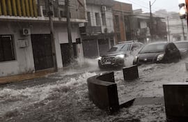Imagen de referencia de un intenso raudal en Asunción.