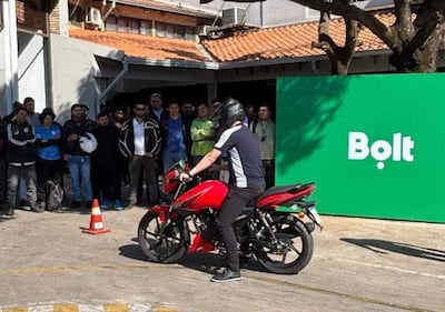 Más de 80 conductores participaron del taller gratuito de manejo defensivo organizado por Bolt y Chacomer.