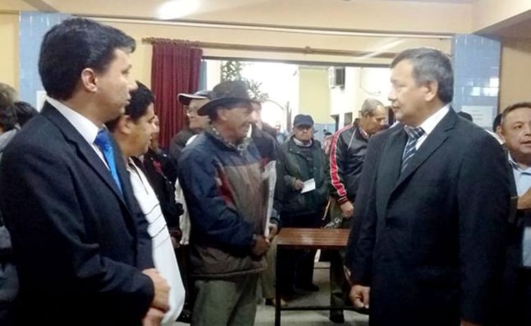 El interventor judicial Librado Sánchez (4º de der. a izq), en las oficinas de APA. Fue el 30 de agosto de 2016, oportunidad en que dijo que las irregularidades detectadas eran "tremendas". Archivo ABC.