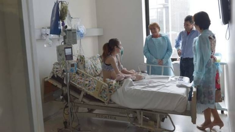 Una niña con fibrosis quística es atendida en un hospital.
