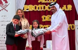 Mohammed Meshan Al-Shamari (primero de la derecha) entregó donaciones a estudiantes en un acto protocolar en Villa Elisa.