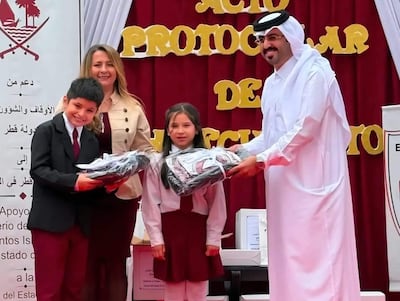 Mohammed Meshan Al-Shamari (primero de la derecha) entregó donaciones a estudiantes en un acto protocolar en Villa Elisa.