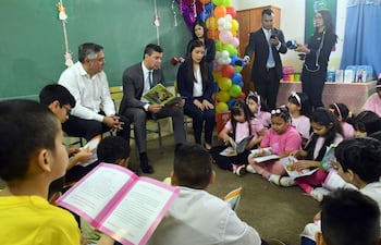 Santiago Peña, centro, lee una fábula atribuida a Esopo