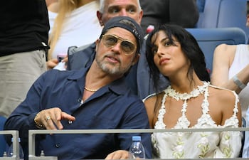 Brad Pitt y la diseñadora de joyas Ines de Ramon asistieron a la final individual masculina de tenis entre el estadounidense Ben Shelton y el alemán Alexander Zverev, durante la decimoquinta jornada del torneo US Open. (ANGELA WEISS / AFP)