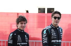 El joven piloto italiano Kimi Antonelli (i) logró el mejor registro en la suma de los tres días se test, por delante de su compañero de equipo George Russel (d).