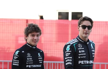 El joven piloto italiano Kimi Antonelli (i) logró el mejor registro en la suma de los tres días se test, por delante de su compañero de equipo George Russel (d).