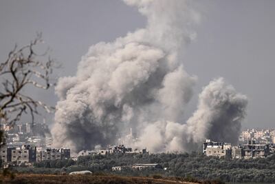 Humo sobre el norte de la Franja de Gaza luego de un ataque aéreo israelí, este lunes.