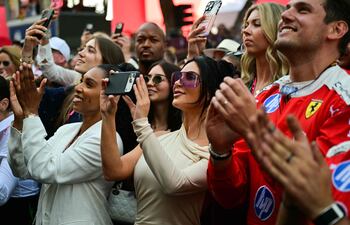 Kim Kardashian captura imágenes durante la ceremonia del podio del Gran Premio de Fórmula 1 de Mónaco en el circuito urbano de Mónaco. (Andrej ISAKOVIC / AFP)