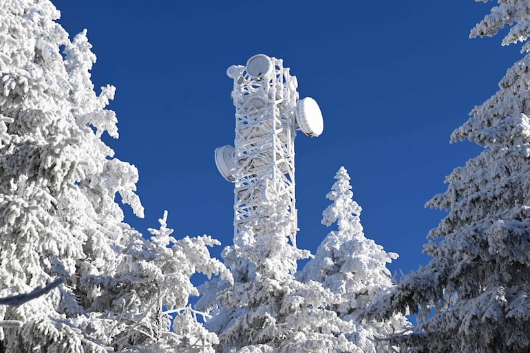 Una torre de comunicaciones cubierta de nieve y escarcha en la montaña Hornisgrinde, cerca de Seebach, en el norte de la Selva Negra, en el sur de Alemania.