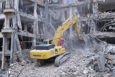 Unos trabajadoras desescombran con una excavadora un edificio que fue atacado por Estados Unidos e Israel esta mañana en el barrio de Andarzgu, en el noreste de Teherán. EFE/Jaime León