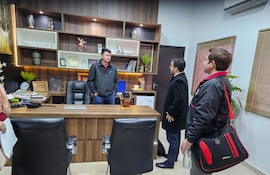 El fiscal Rodrigo Estigarribia dialoga con el intendente de Tavapy, Teófilo Béaz, durante las diligencias investigativas de este martes.