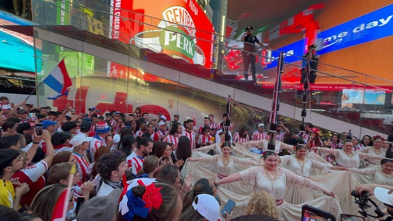 Un grupo de bailarinas paraguayas, caracterizadas con sus tradicionales trajes típicos, irrumpió en la plaza para realizar la célebre “danza de la botella”  en Nueva York a horas del decisivo partido por el Mundial 2026.