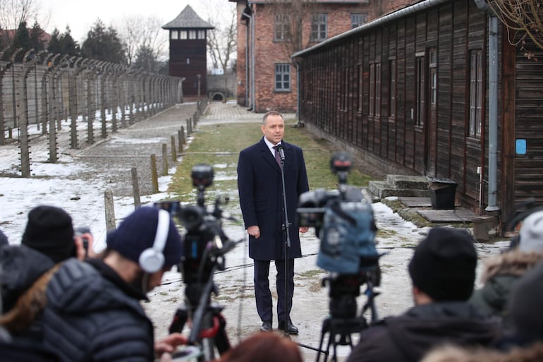El presidente de Polonia, Karol Nawrocki, durante un acto de recordación a las víctimas del holocausto judío, a las puertas del campo de exterminio de Auschwitz.