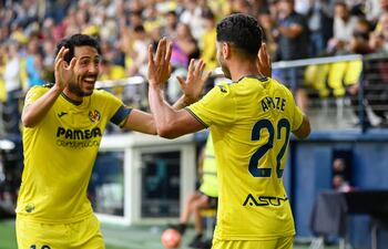 El centrocampista del Villarreal Ayoze Pérez (d) celebra con su compañero Dani Parejo el segundo gol de su equipo durante el partido de la jornada 36 de LaLiga, entre el Villarreal y el Leganés, este miércoles en el Estadio de la Cerámica. EFE/ Andreu Esteban
