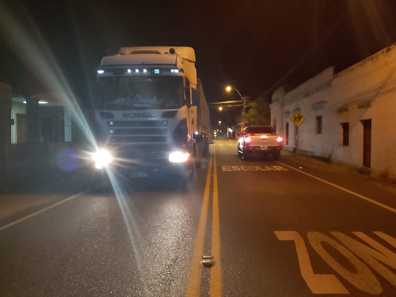 El camión Scania involucrado en el percance en Caapucú.