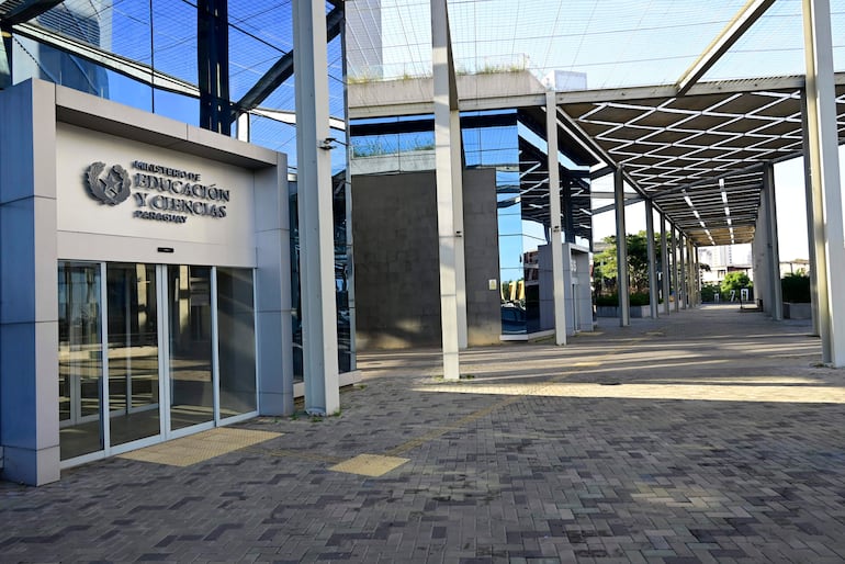 MEC: denuncian plaga de cucarachas y falta de agua en edificios del Puerto de Asunción - Nacionales