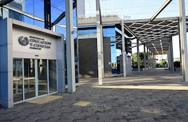 Fachada del Ministerio de Educación y Ciencias, con arquitectura moderna y cielo despejado.