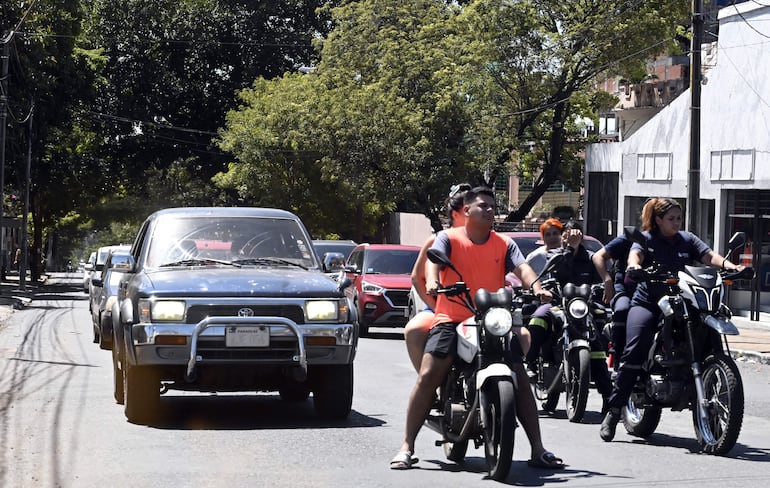 Las motos se volvieron la opción más económica de transporte ante la falta de buses. 