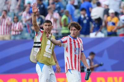 Matías Galarza (d) y Fabián Balbuena de Paraguay saludan este sábado, al finalizar un partido por los octavos de final del Mundial de la FIFA 2026 entre Paraguay y Francia en el estadio de Filadelfia (Estados Unidos).