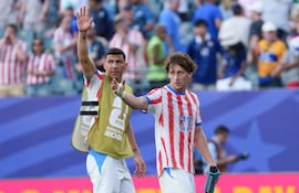 Matías Galarza (d) y Fabián Balbuena de Paraguay saludan este sábado, al finalizar un partido por los octavos de final del Mundial de la FIFA 2026 entre Paraguay y Francia en el estadio de Filadelfia (Estados Unidos).