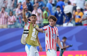 GR7035. FILADELFIA (ESTADOS UNIDOS), 04/07/2026.- Matías Galarza (d) y Fabián Balbuena de Paraguay saludan este sábado, al finalizar un partido por los octavos de final del Mundial de la FIFA 2026 entre Paraguay y Francia en el estadio de Filadelfia (Estados Unidos). EFE/ Angel Colmenares