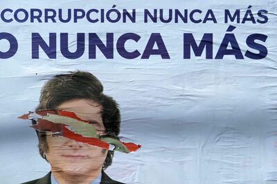 Un mural con el rostro rasgado del presidente de Argentina, Javier Milei.