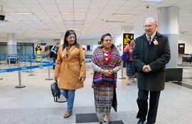 La líder guatemalteca fue recibida en el país por el director del Instituto de Desarrollo del Pensamiento Patria Soñada, Dr. José Altamirano y la presidenta del INDI Marlene Ocampos.