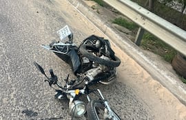 Así quedó la Motostar de color negro en la que se desplazaba Osmar Orlando Portillo Benítez. Foto: Gentileza Policía Nacional.