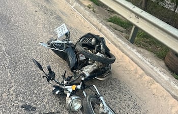Así quedó la Motostar de color negro en la que se desplazaba Osmar Orlando Portillo Benítez. Foto: Gentileza Policía Nacional.