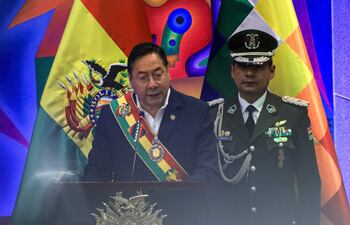 El presidente de Bolivia, Luis Arce (i).