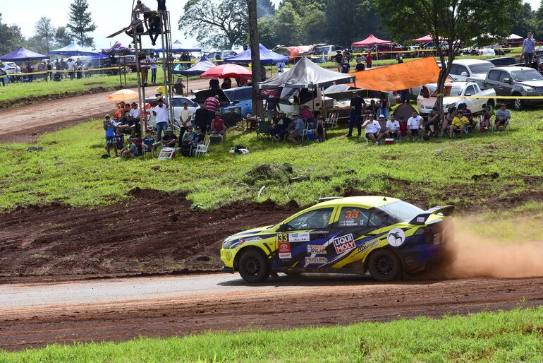Buena cantidad de aficionados en los tramos y el autódromo Alfredo Scheid, observando el paso de César Pedotti, segundo en la RC2N con Mitsubishi.