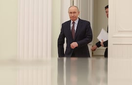 Vladimir Putin, presidente de Rusia, llega al Kremlin en Moscú para una actividad oficial. Propuso hoy un alto el fuego en Ucrania para el 9 de mayo.