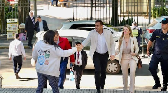 Miguel Prieto Vallejos (C) llegando al Palacio de Justicia para enfrentar una de la causas judiciales.