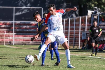 El lateral “tricolor” Luis Ruiz Díaz intenta conservar la posesión del balón ante Matías Alfonso. (Foto: APF)