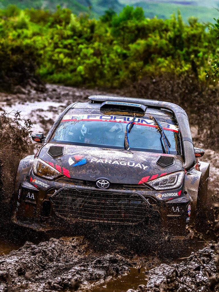 Andrea Lafarja y Germán Maune, con el Toyota GR Yaris Rally2, transitando en una zona con mucho barro.