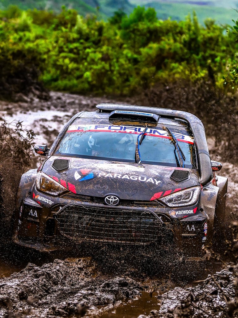 Andrea Lafarja y Germán Maune, al mando del Toyota GR Yaris Rally2, en una zona con mucho barro durante la disputa del Rally Safari de Kenia.