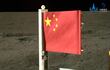 Fotografía facilitada por la Administración Nacional del Espacio de China (CNSA) este martes que muestra una bandera nacional china llevada por el módulo de aterrizaje de la sonda Chang'e-6 en la cara oculta de la Luna.
