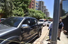 La camioneta gris donde se trasladaban la víctima y los policías, detrás, el camioncito donde llegaron los malvivientes.