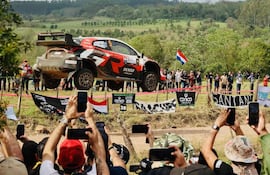 Fotografía cedida por la Presidencia de Paraguay que muestra el auto de Sami Pajari quien se convirtió este viernes, en el primer líder del Rally de Paraguay, la undécima prueba del campeonato mundial de la especialidad (WRC), tras completar los 153,38 kilómetros de recorrido de esta jornada, divididos en 8 tramos de grava y tierra roja en el departamento de Itapúa (sur), con tiempo de 1.28.28.8. en Itapú (Paraguay). EFE/ Presidencia de Paraguay /SOLO USO EDITORIAL/ NO VENTAS/ SOLO DISPONIBLE PARA ILUSTRAR LA NOTICIA QUE ACOMPAÑA (CRÉDITO OBLIGATORIO)