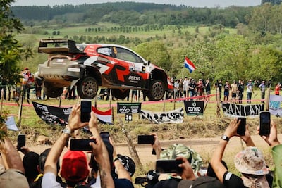 Fotografía cedida por la Presidencia de Paraguay que muestra el auto de Sami Pajari quien se convirtió este viernes, en el primer líder del Rally de Paraguay, la undécima prueba del campeonato mundial de la especialidad (WRC), tras completar los 153,38 kilómetros de recorrido de esta jornada, divididos en 8 tramos de grava y tierra roja en el departamento de Itapúa (sur), con tiempo de 1.28.28.8. en Itapú (Paraguay). EFE/ Presidencia de Paraguay /SOLO USO EDITORIAL/ NO VENTAS/ SOLO DISPONIBLE PARA ILUSTRAR LA NOTICIA QUE ACOMPAÑA (CRÉDITO OBLIGATORIO)